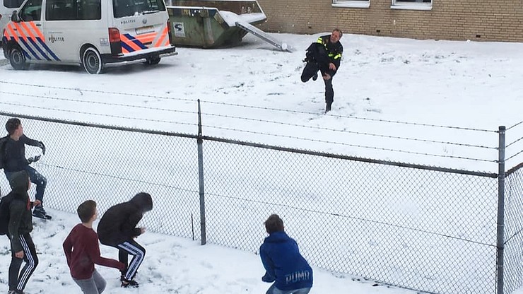 Policjanci wdali się w bójkę z dziećmi. Na śnieżki. Przegrali. "Byliśmy w mniejszości" - tłumaczyli