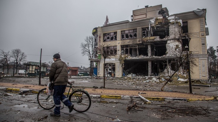 Wojna w Ukrainie. Rosjanie ostrzeliwali domy w Irpieniu. "Fleszetki są wszędzie"