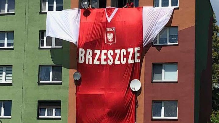 Gigantyczna koszulka na ścianie bloku w Brzeszczach. Mieszkańcy gotowi na mecz Polaków