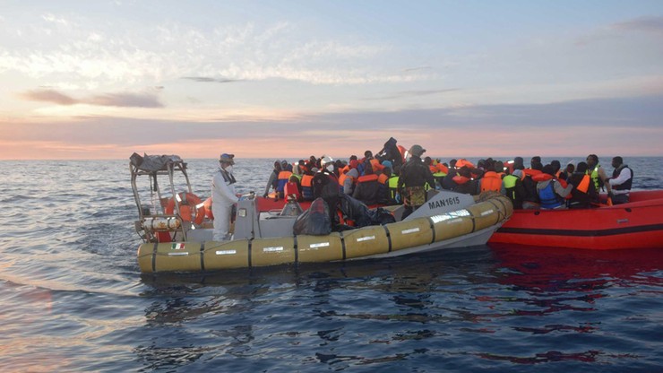 Stoltenberg: NATO nie będzie zawracać łodzi z uchodźcami na Morzu Egejskim