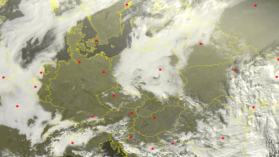 Zdjęcie satelitarne Polski w dniu 16 listopada 2018 o godzinie 14:15. Dane: Sat24.com / Eumetsat.