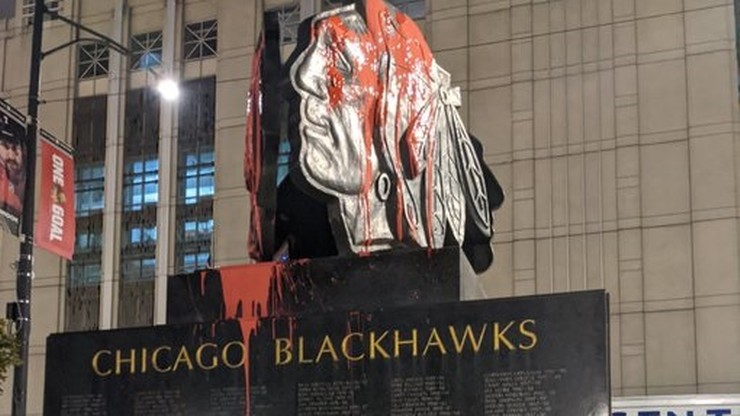 Zdewastowano posąg Chicago Blackhawks. Protesty rdzennych Amerykanów