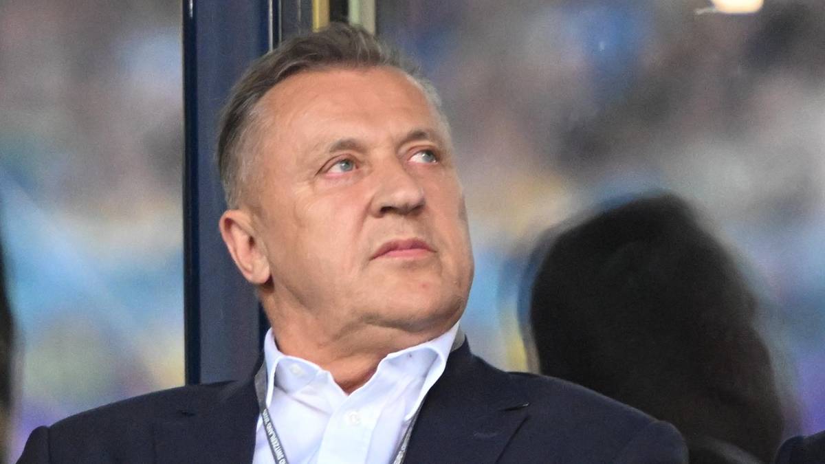 Portret mężczyzny w garniturze, patrzącego w g&oacute;rę.