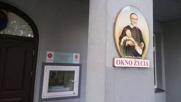 Niemowlę w oknie życia. Chłopiec ma zaledwie kilka dni