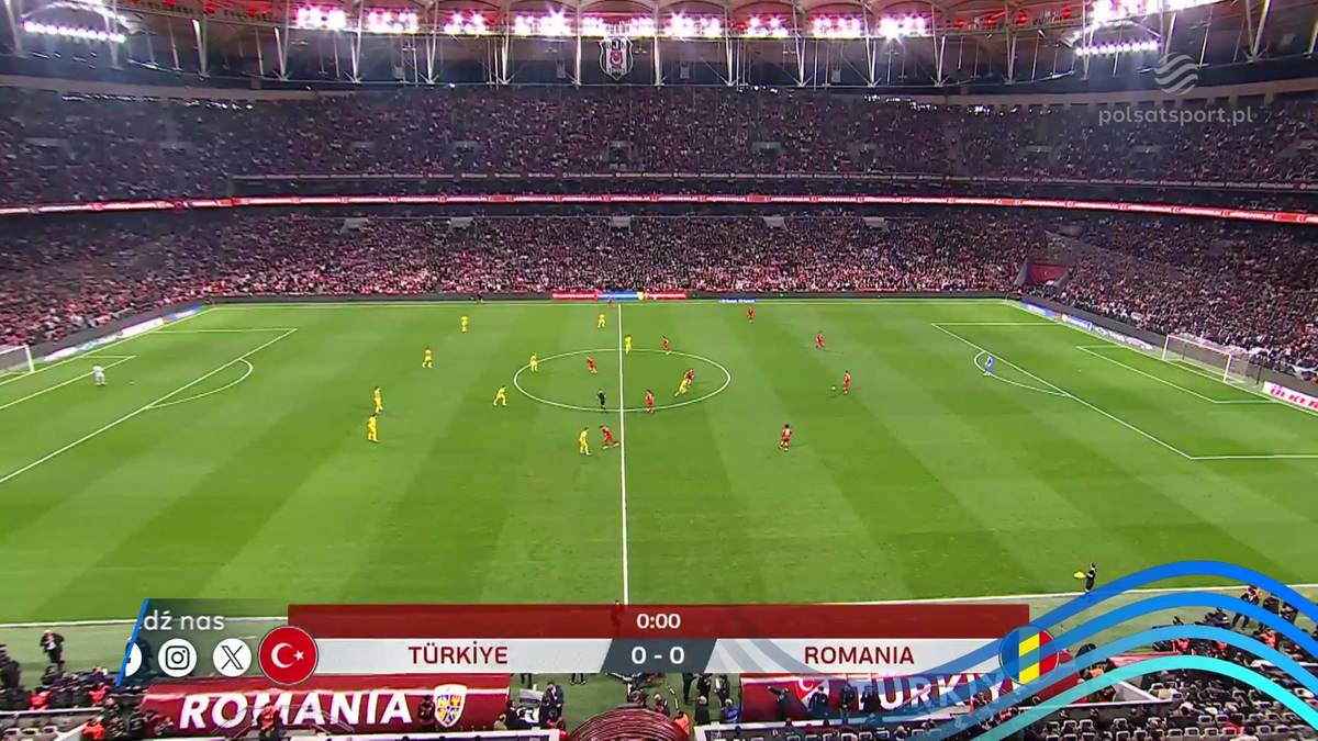 Stadion piłkarski wypełniony widzami. Na boisku odbywa się mecz pomiędzy reprezentacjami Turcji i Rumunii. Wynik meczu to 0:0.