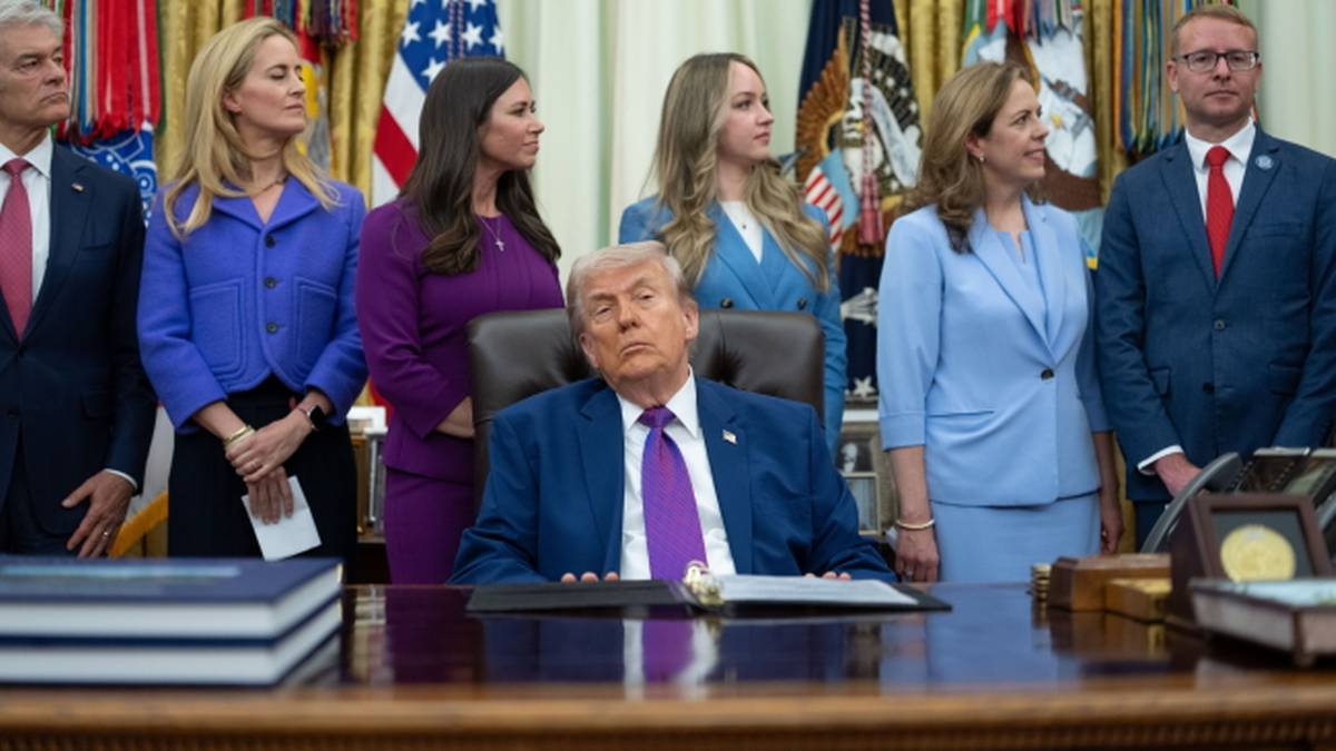 Spał czy mrugał? Nagrania z Donaldem Trumpem obiegły internet