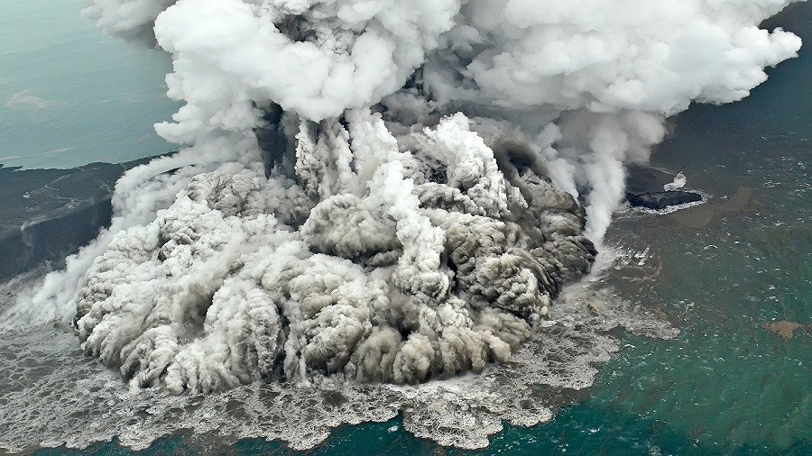 Erupcja wulkanu Krakatau na Indonezji w grudniu 2018 roku. Fot. Twitter.