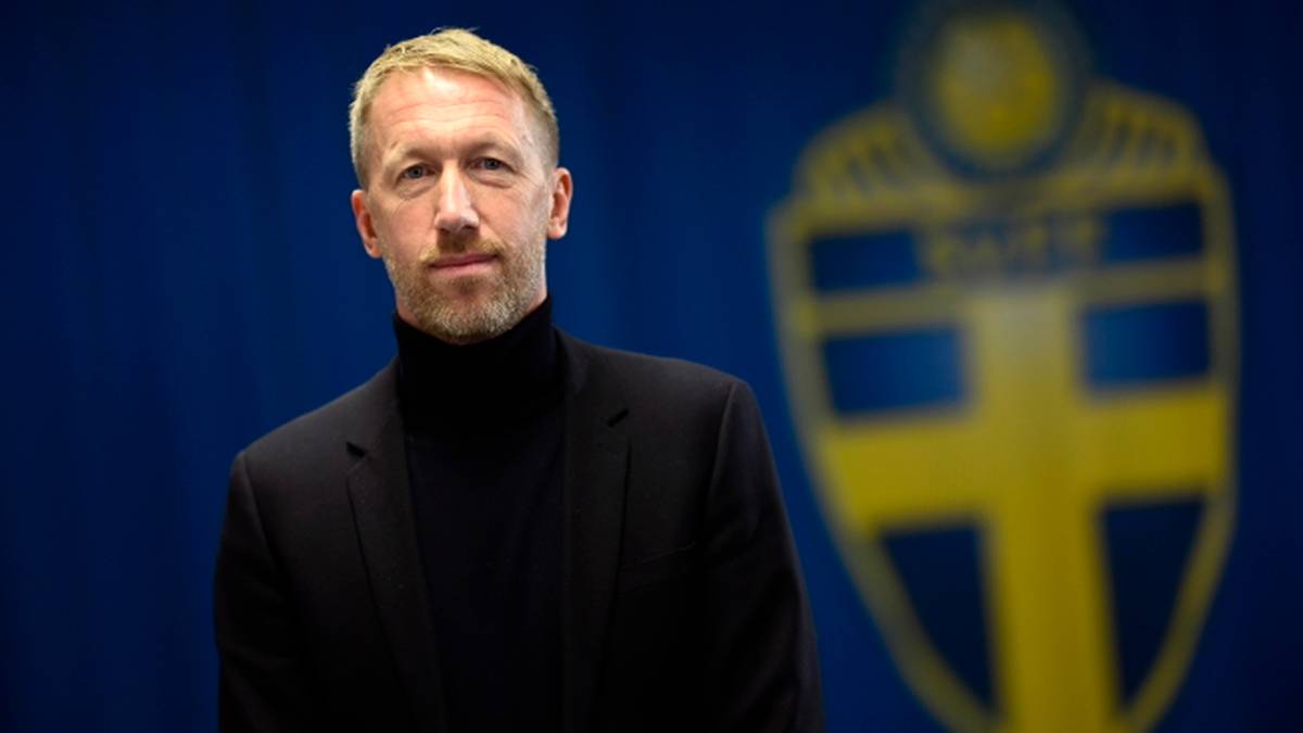 Graham Potter, ubrany w czarny golf i marynarkę, stoi przed niebieskim tłem z żółtym herbem reprezentacji Szwecji.