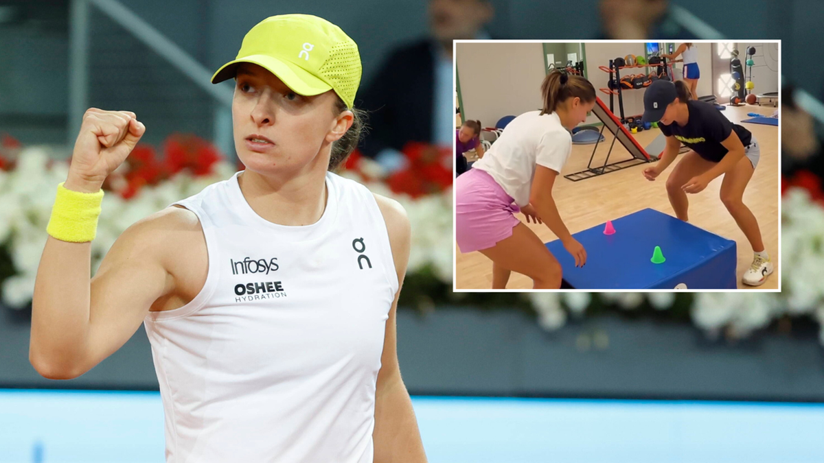 Iga Świątek w białej koszulce i ż&oacute;łtej czapce trenuje z przyjaci&oacute;łką na siłowni, wykonując ćwiczenia z pachołkami.