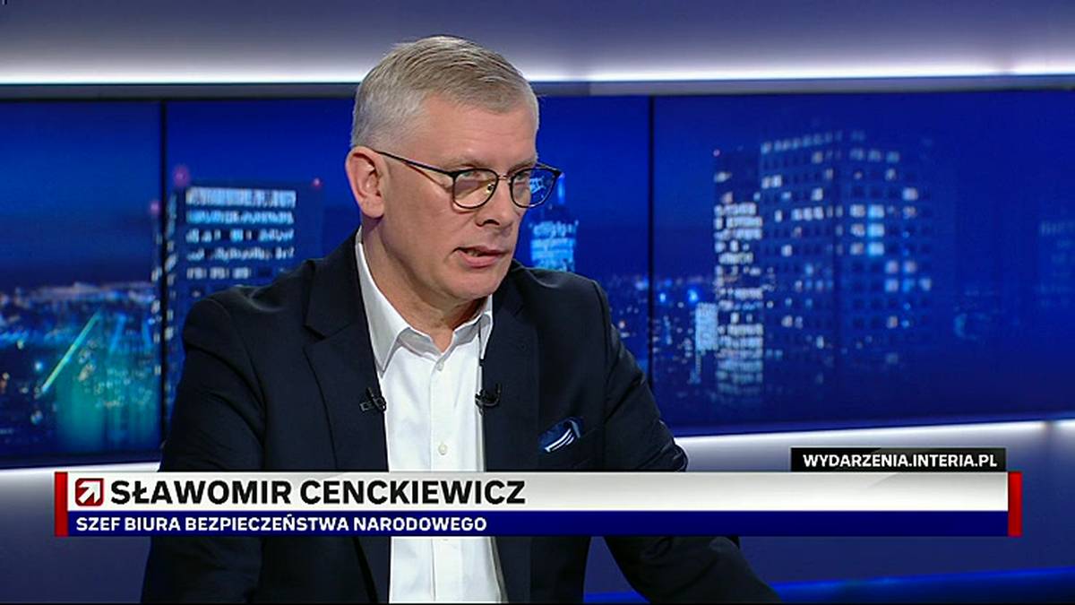Sławomir Cenczkiewicz, szef Biura Bezpieczeństwa Narodowego, w garniturze i okularach, wypowiada się w studiu telewizyjnym.
