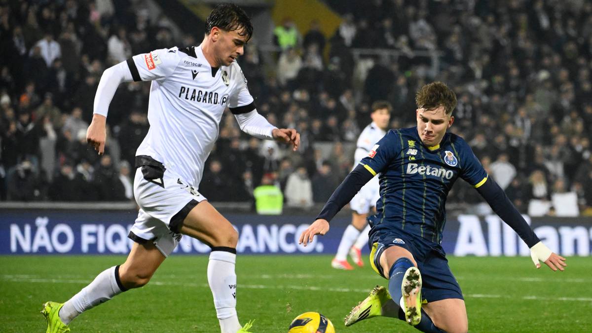 Piłkarze FC Porto i Vit&oacute;rii Guimar&atilde;es walczą o piłkę na boisku podczas meczu.