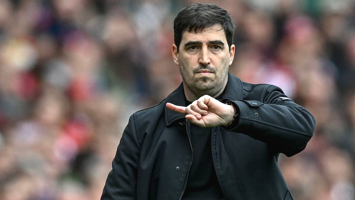 Trener Andoni Iraola w czarnej kurtce, gestykulujący palcem wskazującym podczas meczu.