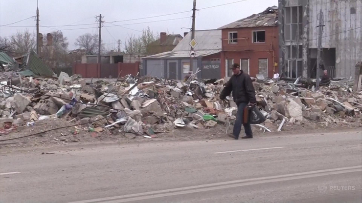 Wojna w Ukrainie. Pod Mariupolem wykopano zbiorowe groby. Ciała przywożone są ciężarówkami