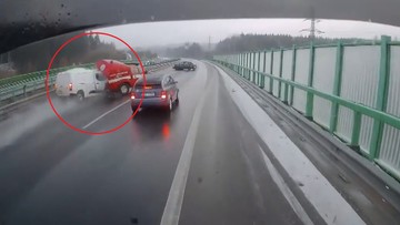 Rozpędzony samochód staranował wóz strażacki. Nagranie zderzenia na autostradzie w Czechach
