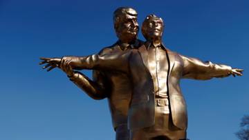 Trump i Epstein jak bohaterowie "Titanica". Nowa rzeźba w Waszyngtonie