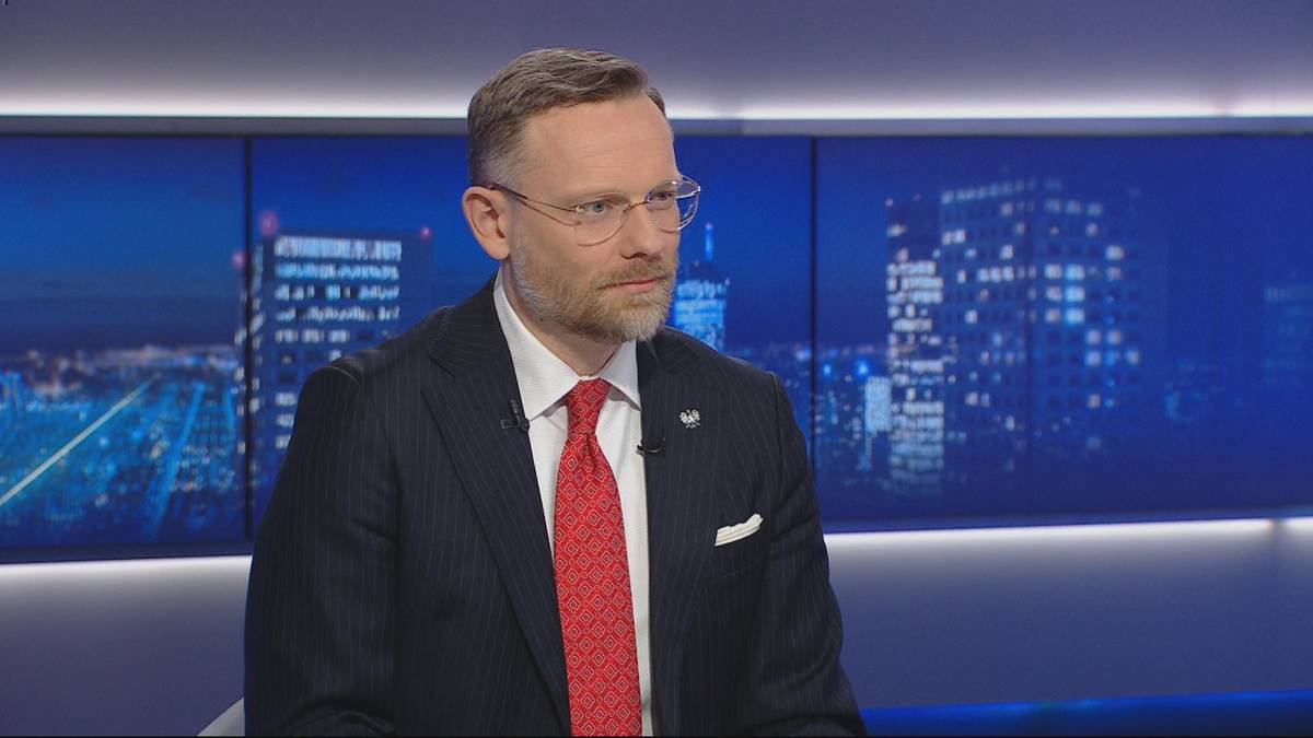 Zbigniew Bogucki, szef Kancelarii Prezydenta, w okularach i garniturze z czerwonym krawatem.