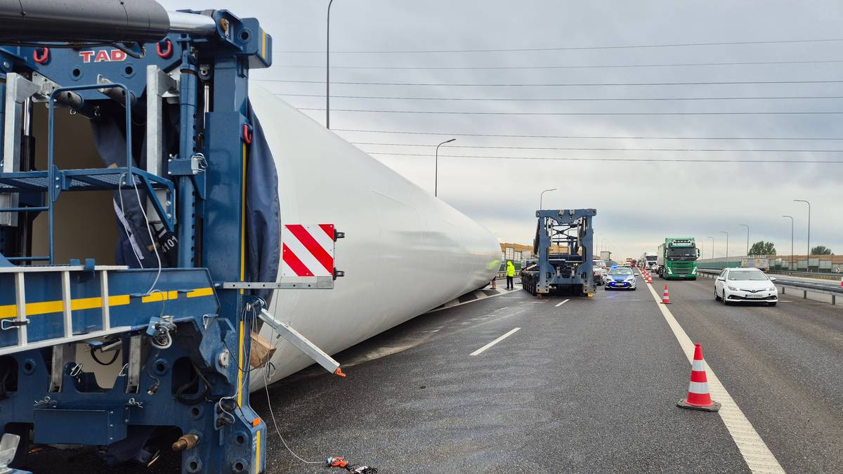 Ogromny element turbiny zablokował autostradę. Poważne utrudnienia