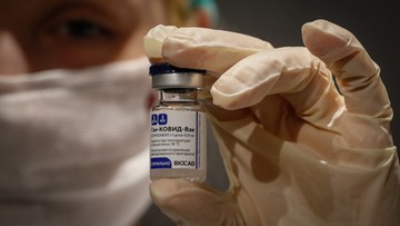 "Szczepionek z UE nie wystarczy". Węgry dopuszczają rosyjski preparat