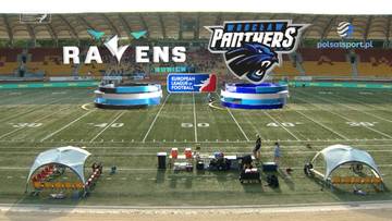 Boisko do futbolu amerykańskiego z widocznymi logotypami drużyn Panthers Wrocław i Munich Ravens.