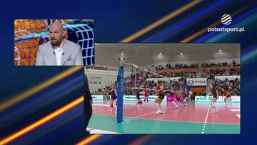 Fragment transmisji sportowej z meczu siatkówki. Na boisku rozgrywają mecz zawodniczki, a w rogu ekranu widoczny jest komentator Bartłomiej Dąbrowski.