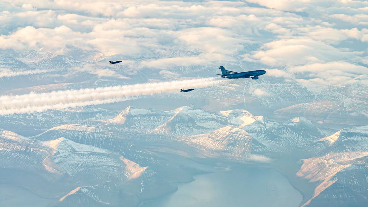 Duńskie myśliwce i francuski tankowiec nad Grenlandią. "Wzmacnianie operacji powietrznych"