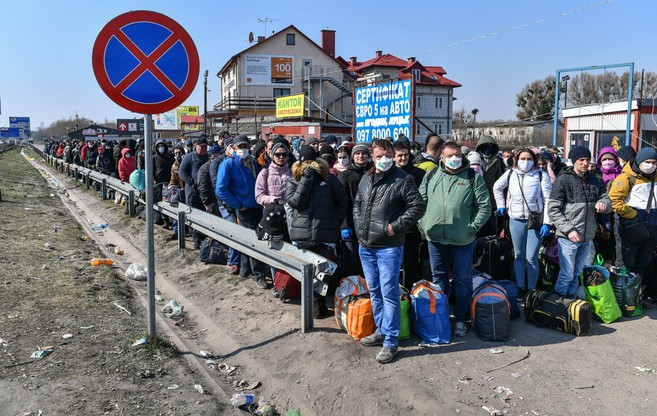 Kolejki obywateli Ukrainy na przejściu granicznym w Dorohusku