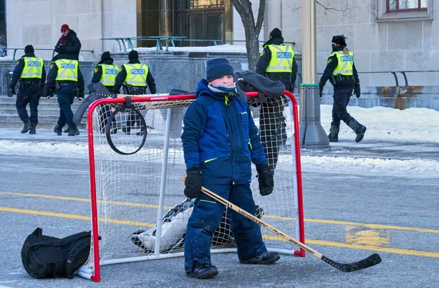 Dzieci grają w hokeja na ulicach Ottawy
