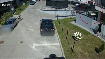 Osoby łapią spadające z okna dziecko na kocu.