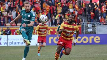 Piłkarze Jagiellonii Białystok i Legii Warszawa rywalizują o piłkę na boisku.