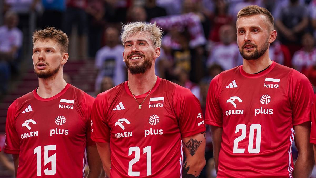 Trzech siatkarzy w czerwonych koszulkach reprezentacji Polski.