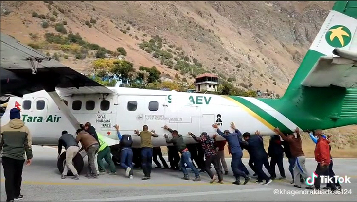 Nepal. Samolot złapał gumę przy lądowaniu. Maszynę zepchnęli z pasa pasażerowie