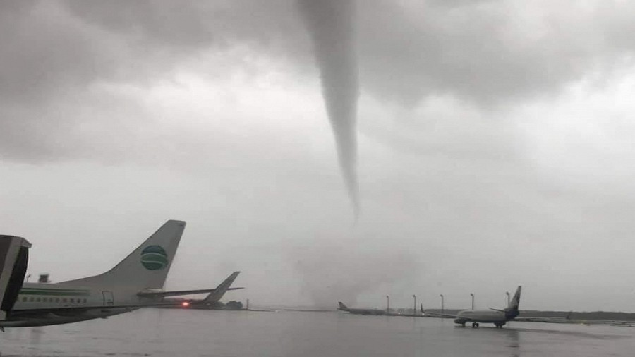 Trąba powietrzna nad lotniskiem w Antalya w Turcji. Fot. Twitter.