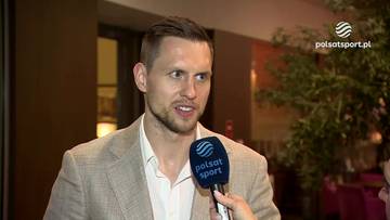 Mateusz Ponitka, polski koszykarz, w eleganckim stroju, udziela wywiadu z mikrofonem Polsat Sport.