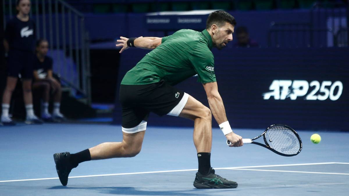 Tenisista Novak Djoković podczas meczu forhendem.