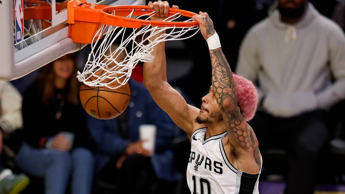 Koszykarz San Antonio Spurs Jeremy Sochan wykonuje wsadowe zagranie do kosza podczas meczu NBA.