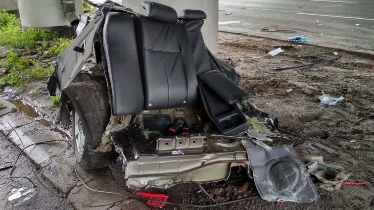 Chevrolet rozpadł się na kawałki po zderzeniu z busem 