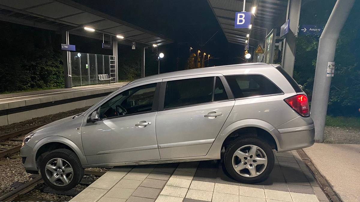 Chciał przejechać przez tory, ale się przeliczył. Interweniowała policja i straż