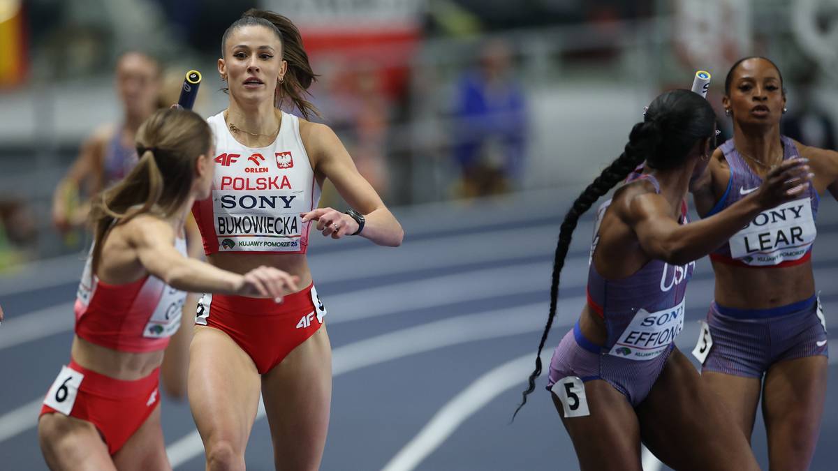 Zawodniczki w trakcie biegu sztafetowego lekkoatletycznego.