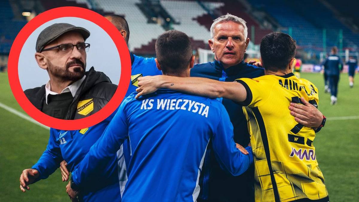 Kazimierz Moskal obejmuje zawodnik&oacute;w Wieczystej, z wizerunkiem innego mężczyzny w tle.