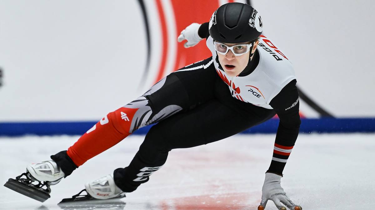 Zawodniczka short tracku w pozycji zakrętu