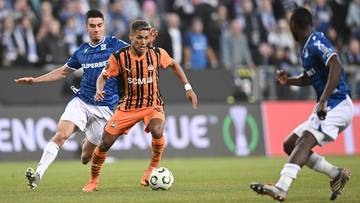 Piłkarze w akcji na boisku podczas meczu piłki nożnej.