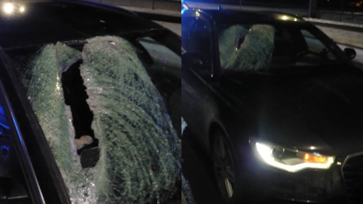 Uszkodzona przednia szyba samochodu osobowego po uderzeniu bryłą lodu.