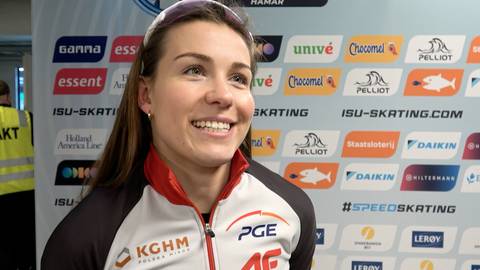 Portret Kai Ziomek-Nogal, polskiej zawodniczki speed skating, uśmiechniętej, w stroju sportowym z widocznym logo PGE i KGHM.