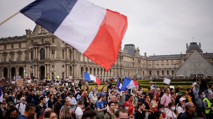 Ataki na punkty szczepień we Francji. "Akt celowy i niedopuszczalny"