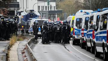 Ściągają tysiące żabolów. Niemieckie miasto "zamienili w twierdzę"