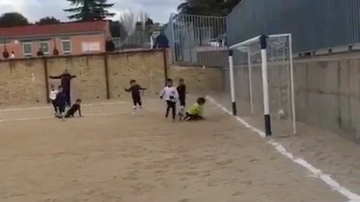 Syn Ronaldo zaczarował całą obronę! Ojciec pochwalił się bramką (WIDEO)