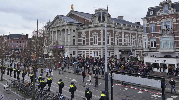 Holandia. Przeciwnicy restrykcji starli się z policją