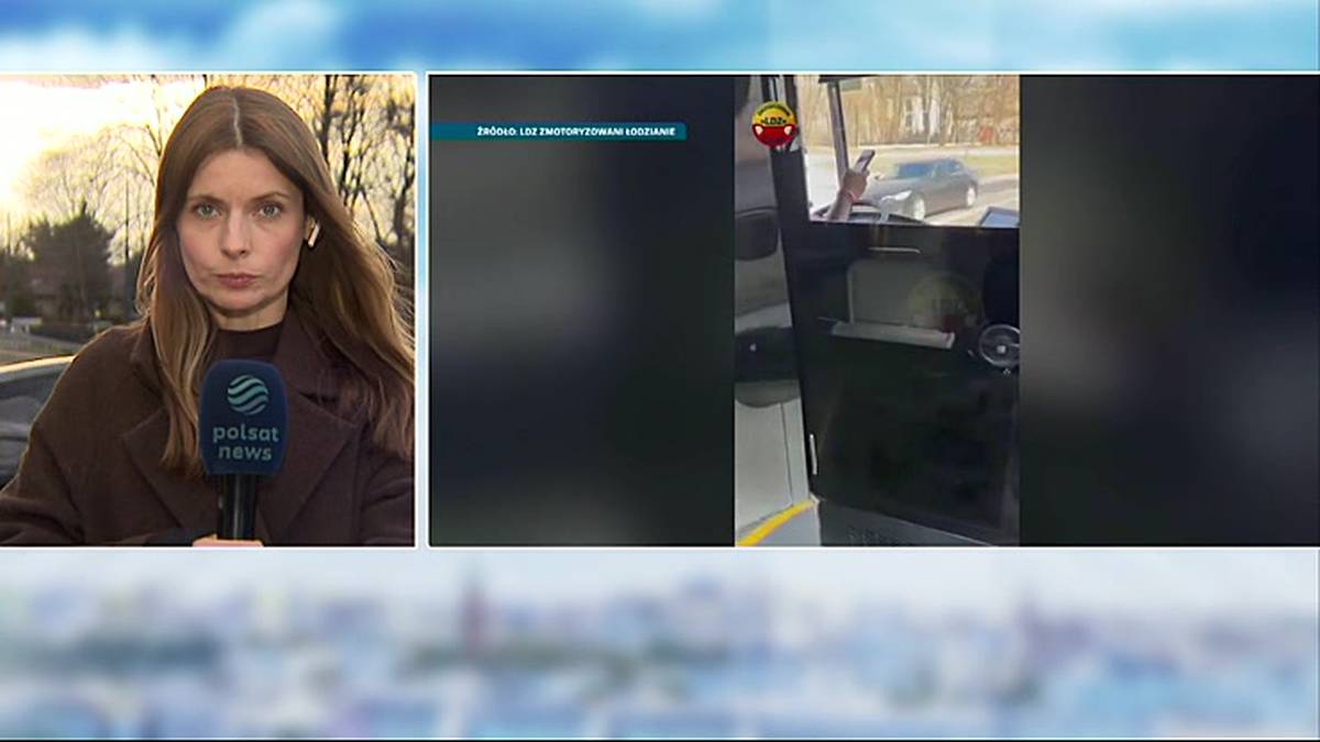Kobieta dziennikarka trzymająca mikrofon, obok fragmenty nagrania z wnętrza autobusu, gdzie widoczny jest kierowca trzymający w ręku telefon kom&oacute;rkowy.