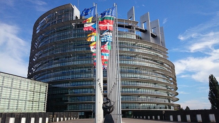 Parlament Europejski zamyka sprawę finansowania wydatków PiS i torysów ze środków UE
