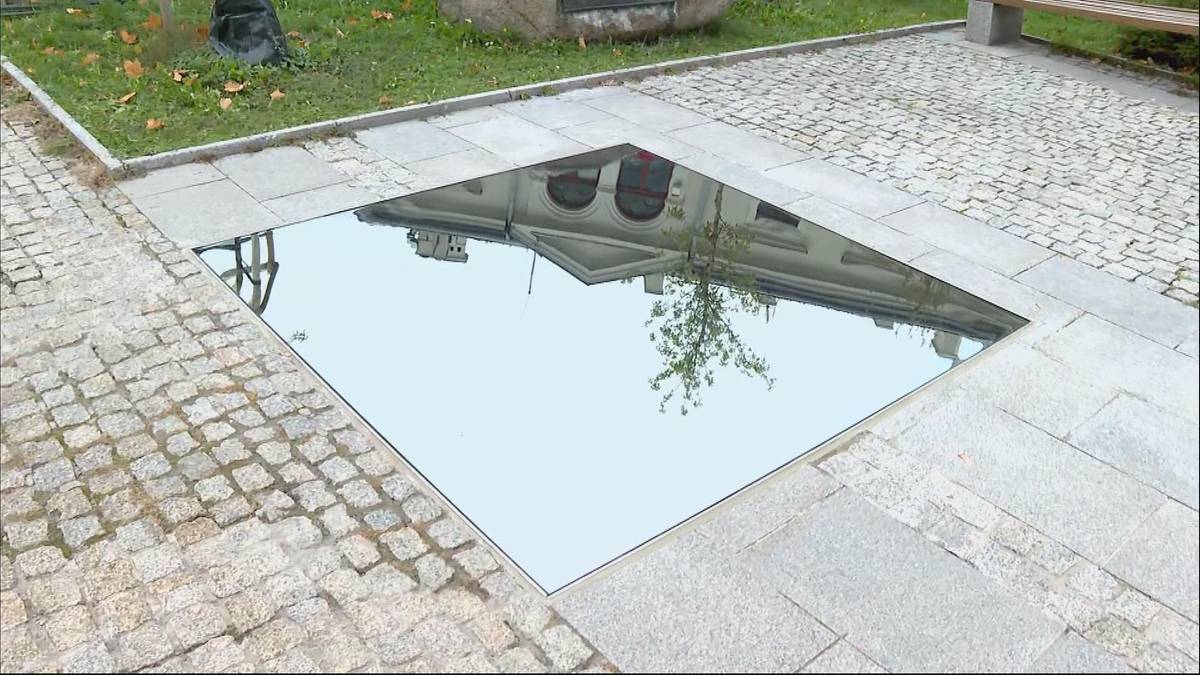 Kieleckie lustro niezgody. Instalacja wywołała lawinę komentarzy